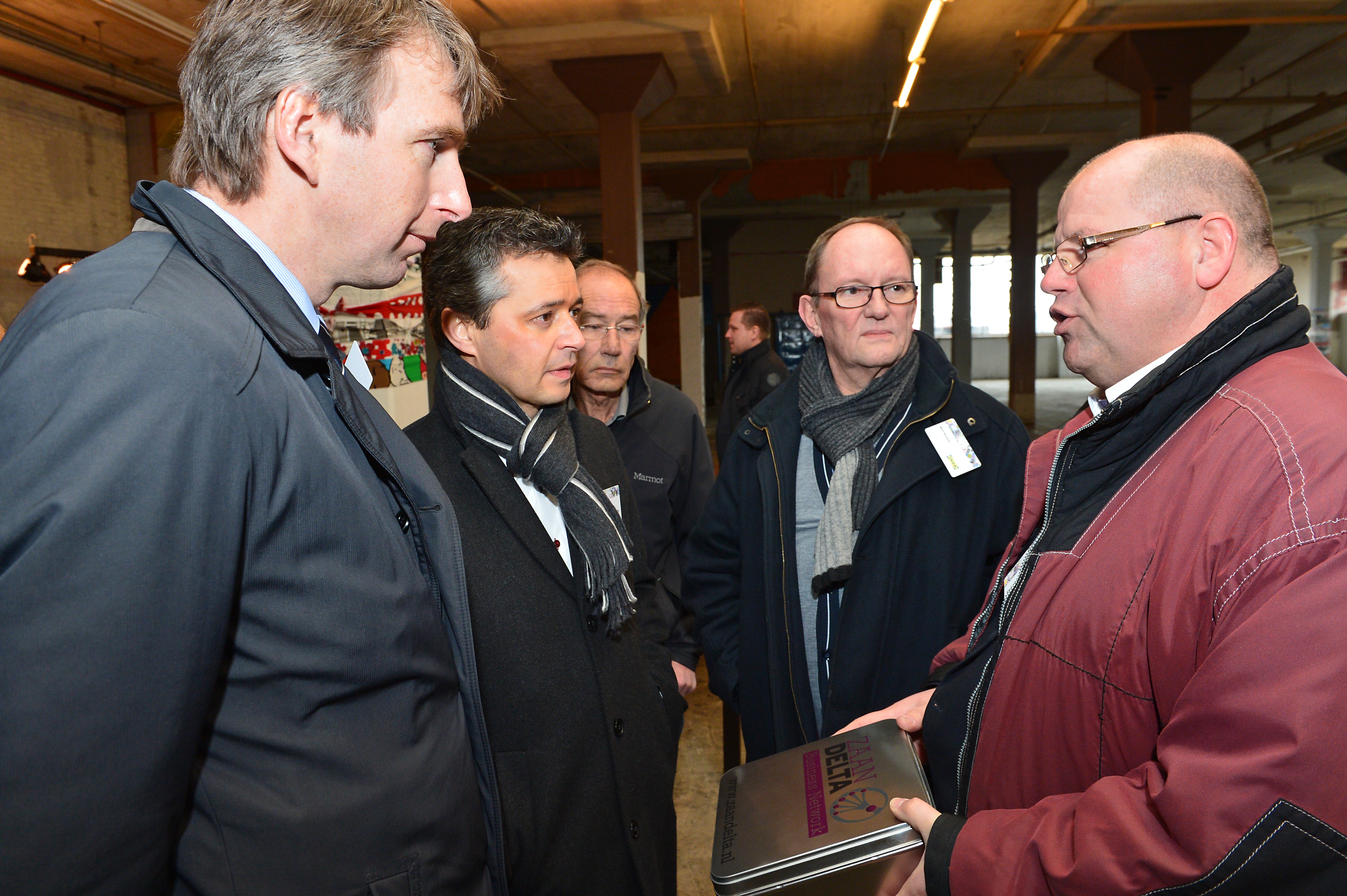 Peter Bottelier overhandigt het Zaandelta blik. [foto: Dirk Jongejans]